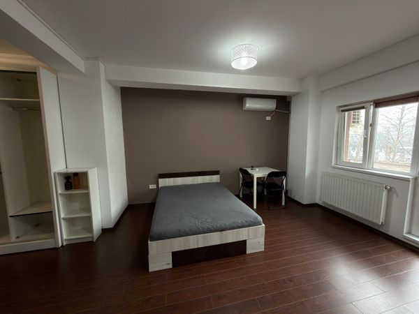 Ap. 1 cameră • Roșu