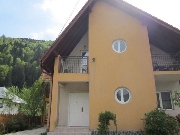 Casă/Vilă 13 camere • Voineasa